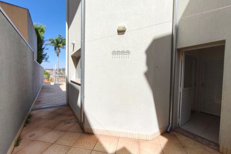 Casa de condomínio para alugar com 600m², 4 quartos e 5 vagas Casa de condomínio para alugar com 600m², 4 quartos e 5 vagasCorredor - Quintal