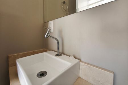 Casa de condomínio para alugar com 600m², 4 quartos e 5 vagas Casa de condomínio para alugar com 600m², 4 quartos e 5 vagasBanheiro Social