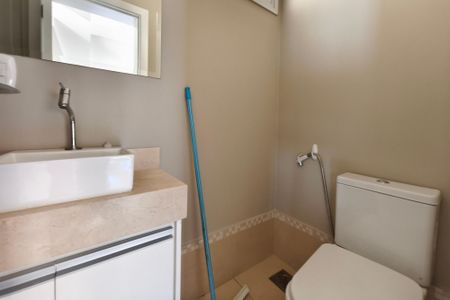 Casa de condomínio para alugar com 600m², 4 quartos e 5 vagas Casa de condomínio para alugar com 600m², 4 quartos e 5 vagasBanheiro Social