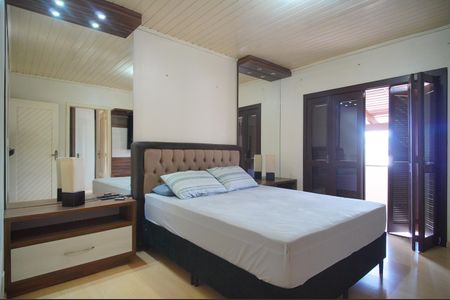 Casa à venda com 219m², 5 quartos e 2 vagassuite