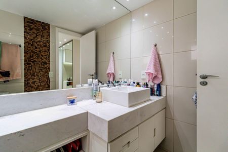 Apartamento à venda com 107m², 2 quartos e 2 vagasSuite - Banheiro