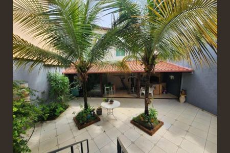 Casa à venda com 225m², 2 quartos e 2 vagasÁrea externa