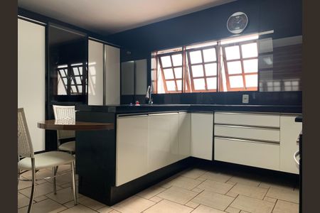 Casa à venda com 350m², 5 quartos e 8 vagasCozinha
