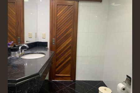 Casa à venda com 350m², 5 quartos e 8 vagasBanheiro da Suíte