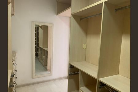 Casa à venda com 350m², 5 quartos e 8 vagasCloset da suíte