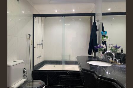 Casa à venda com 350m², 5 quartos e 8 vagasBanheiro da Suíte