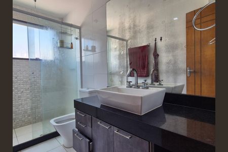 Casa de condomínio à venda com 200m², 4 quartos e sem vagaBanheiro suite 2