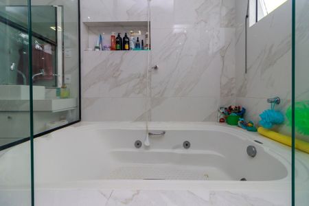 Casa à venda com 180m², 3 quartos e 1 vaga Casa à venda com 180m², 3 quartos e 1 vagaSuíte - Banheiro