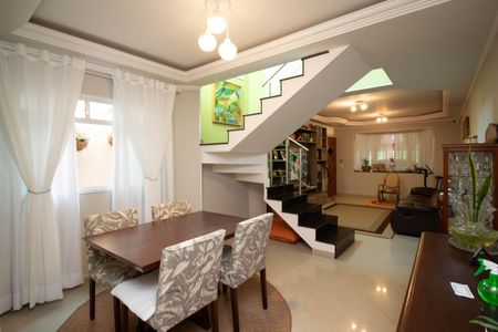 Casa à venda com 165m², 3 quartos e 2 vagas Casa à venda com 165m², 3 quartos e 2 vagasSala