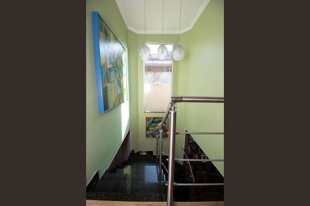 Casa à venda com 165m², 3 quartos e 2 vagas Casa à venda com 165m², 3 quartos e 2 vagasEscada