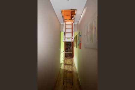 Casa à venda com 165m², 3 quartos e 2 vagas Casa à venda com 165m², 3 quartos e 2 vagasEscada - Sótão