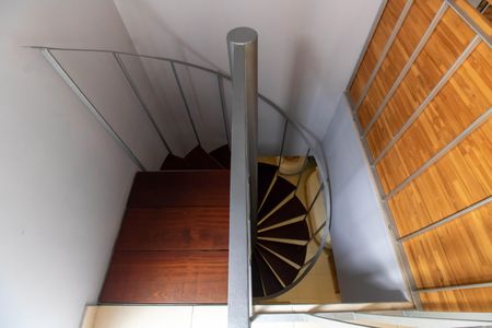 Apartamento à venda com 199m², 2 quartos e 2 vagas Apartamento à venda com 199m², 2 quartos e 2 vagasEscada