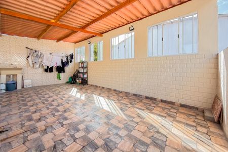 Casa à venda com 108m², 2 quartos e 2 vagas Casa à venda com 108m², 2 quartos e 2 vagasTerraço