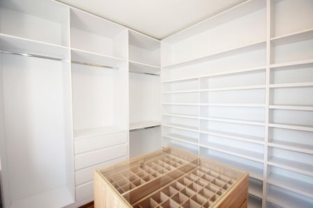 Apartamento para alugar com 242m², 3 quartos e 4 vagascloset