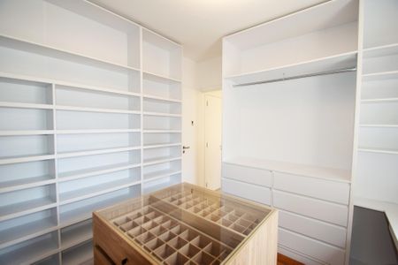 Apartamento para alugar com 242m², 3 quartos e 4 vagascloset