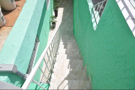 Casa à venda com 140m², 2 quartos e 2 vagasEscada