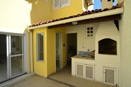 Casa de condomínio à venda com 300m², 4 quartos e 2 vagas Casa de condomínio à venda com 300m², 4 quartos e 2 vagasChurrasqueira