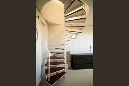 Apartamento à venda com 100m², 2 quartos e 2 vagasEscada