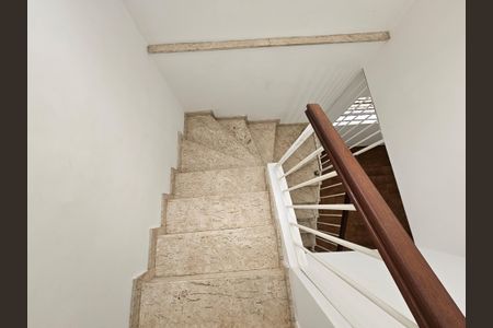 Casa à venda com 155m², 3 quartos e 2 vagasEscada