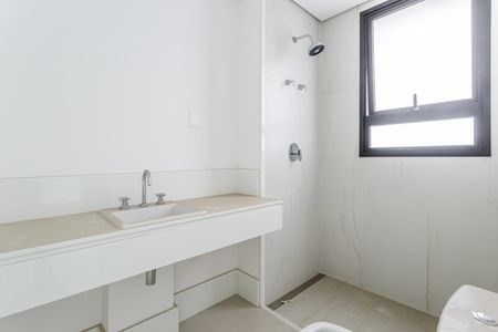 Apartamento à venda com 375m², 4 quartos e 3 vagas Apartamento à venda com 375m², 4 quartos e 3 vagasBanheiro da Suíte 1