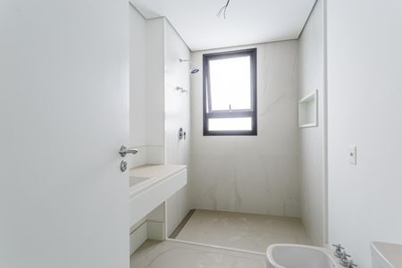 Apartamento à venda com 375m², 4 quartos e 3 vagas Apartamento à venda com 375m², 4 quartos e 3 vagasBanheiro da Suíte 4