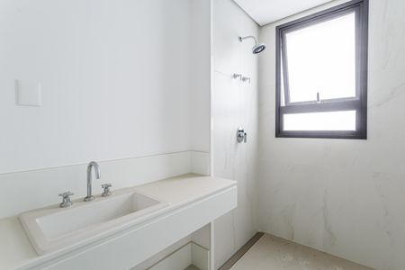 Apartamento à venda com 375m², 4 quartos e 3 vagas Apartamento à venda com 375m², 4 quartos e 3 vagasBanheiro da Suíte 4