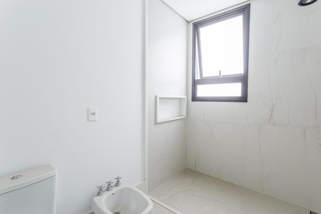 Apartamento à venda com 375m², 4 quartos e 3 vagas Apartamento à venda com 375m², 4 quartos e 3 vagasBanheiro da Suíte 4