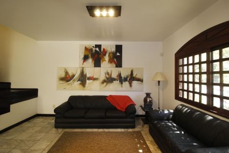 Casa à venda com 321m², 5 quartos e 2 vagasSala