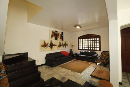 Casa à venda com 321m², 5 quartos e 2 vagasSala