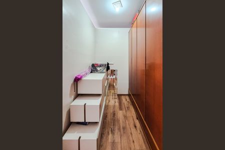 Casa à venda com 140m², 2 quartos e 4 vagas Casa à venda com 140m², 2 quartos e 4 vagasSuíte 2 - closet
