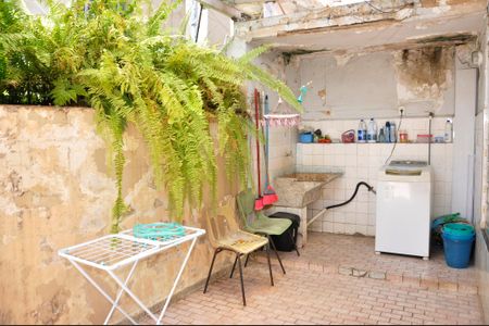 Casa à venda com 150m², 2 quartos e 2 vagas Casa à venda com 150m², 2 quartos e 2 vagasDetalhe - Área de Serviço e Quintal