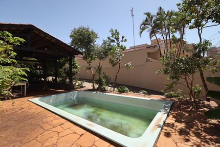 Casa para alugar com 350m², 3 quartos e 8 vagas Casa para alugar com 350m², 3 quartos e 8 vagasÁrea comum - Piscina