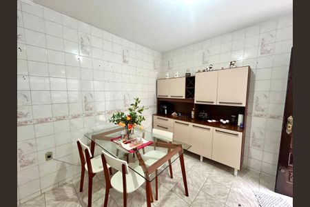 Casa à venda com 200m², 3 quartos e 3 vagas Casa à venda com 200m², 3 quartos e 3 vagasCozinha