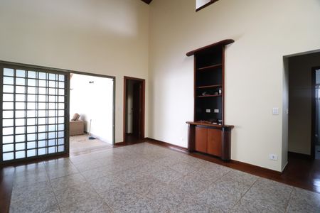 Casa para alugar com 4000m², 5 quartos e 3 vagasSala