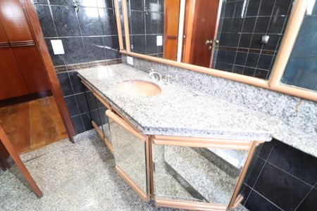 Casa para alugar com 4000m², 5 quartos e 3 vagasBanheiro do Quarto 1