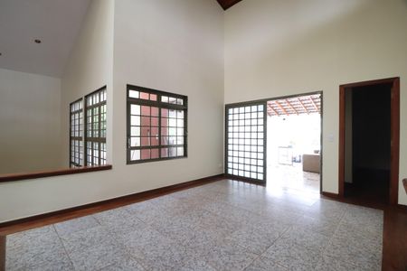 Casa para alugar com 4000m², 5 quartos e 3 vagasSala