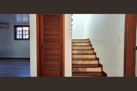 Casa para alugar com 285m², 5 quartos e 2 vagasEscada