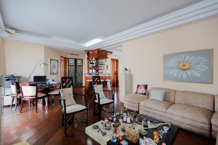 Apartamento à venda com 230m², 4 quartos e 3 vagas Apartamento à venda com 230m², 4 quartos e 3 vagasSala de estar