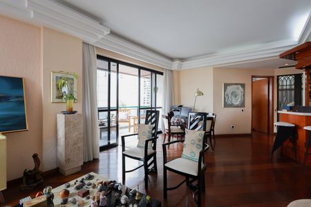 Apartamento à venda com 230m², 4 quartos e 3 vagas Apartamento à venda com 230m², 4 quartos e 3 vagasSala de estar