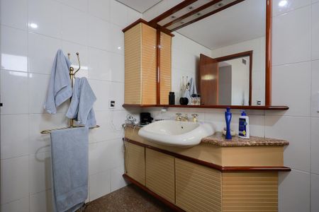 Apartamento à venda com 230m², 4 quartos e 3 vagas Apartamento à venda com 230m², 4 quartos e 3 vagasBanheiro da suíte 1