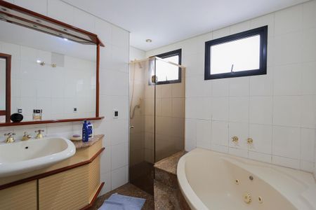 Apartamento à venda com 230m², 4 quartos e 3 vagas Apartamento à venda com 230m², 4 quartos e 3 vagasBanheiro da suíte 1