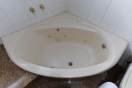 Apartamento à venda com 230m², 4 quartos e 3 vagas Apartamento à venda com 230m², 4 quartos e 3 vagasBanheiro da suíte 1