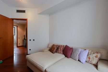 Apartamento à venda com 230m², 4 quartos e 3 vagas Apartamento à venda com 230m², 4 quartos e 3 vagasSala de TV