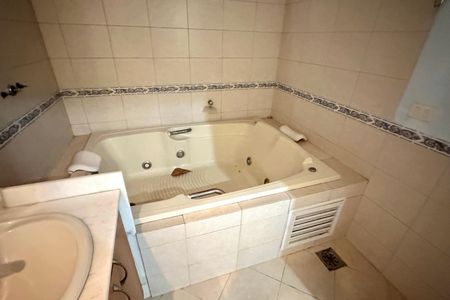 Apartamento para alugar com 300m², 3 quartos e 1 vagaBanheiro da Suíte 1