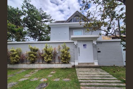 Casa de condomínio à venda com 350m², 5 quartos e 2 vagasFachada 