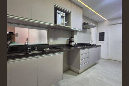 Casa de condomínio à venda com 350m², 5 quartos e 2 vagasCozinha 