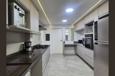 Casa de condomínio à venda com 350m², 5 quartos e 2 vagasCozinha 