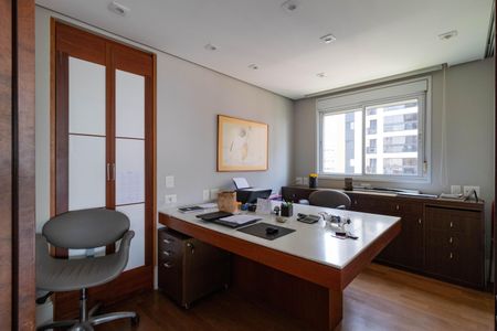 Apartamento à venda com 234m², 2 quartos e 4 vagas Apartamento à venda com 234m², 2 quartos e 4 vagasEscritório