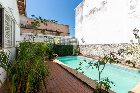 Casa de condomínio à venda com 235m², 3 quartos e 2 vagasQuintal