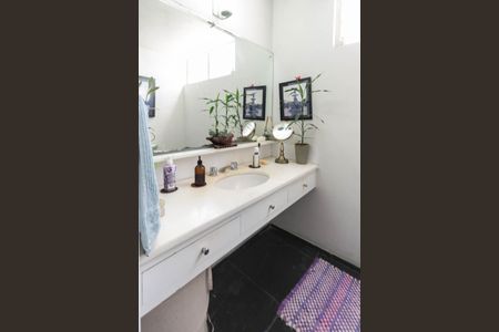 Casa de condomínio à venda com 235m², 3 quartos e 2 vagasBanheiro 2